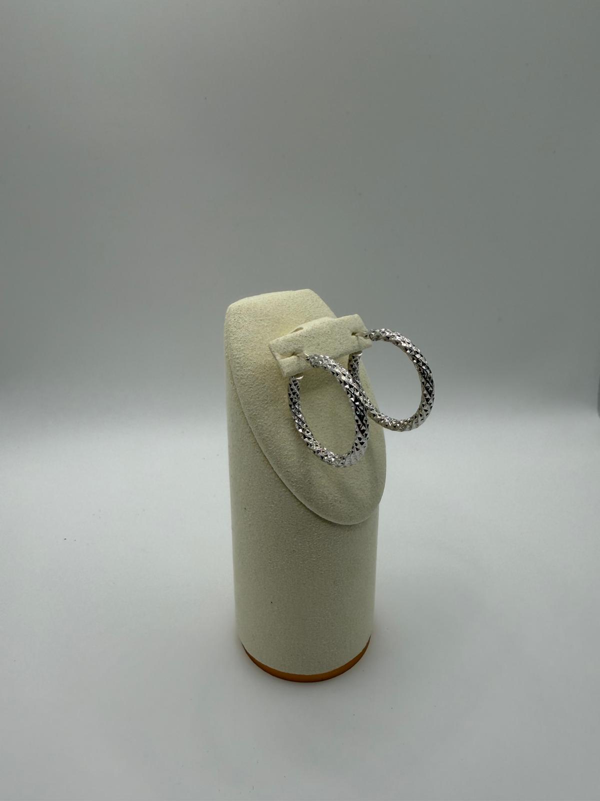Argollas labradas en Oro Blanco 18k