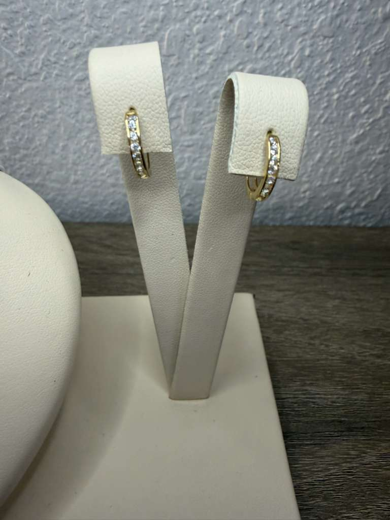 Argollas pequeñas con piedras